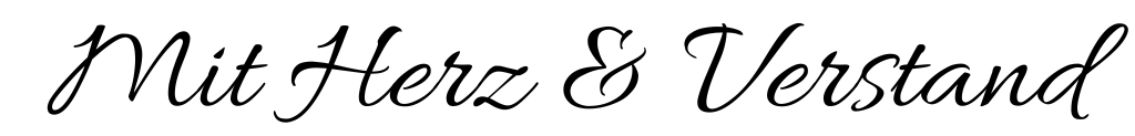 Transparenter Schriftzug "Mit Herz & Verstand" in einer eleganten Schriftart.